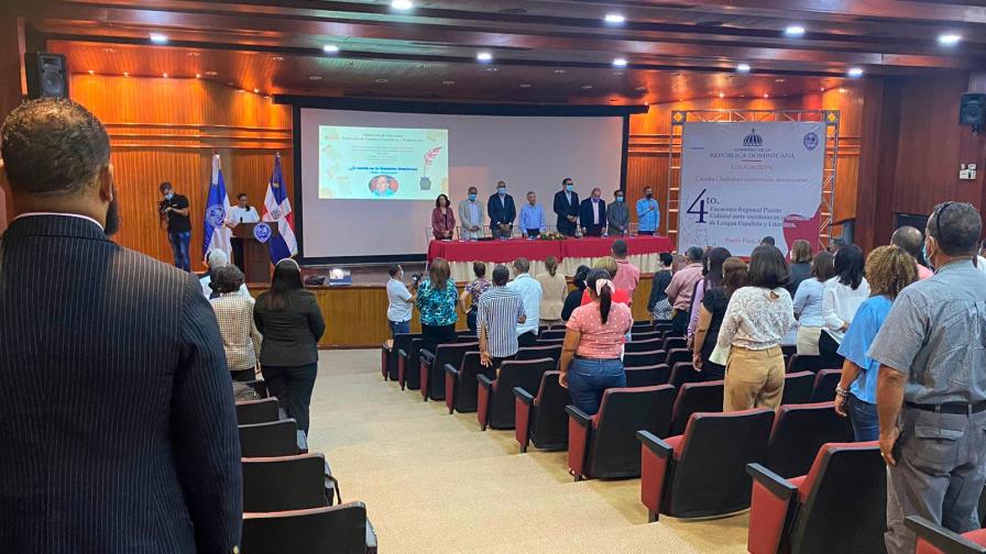 Realizan encuentro entre escritores  y docentes en Puerto Plata 