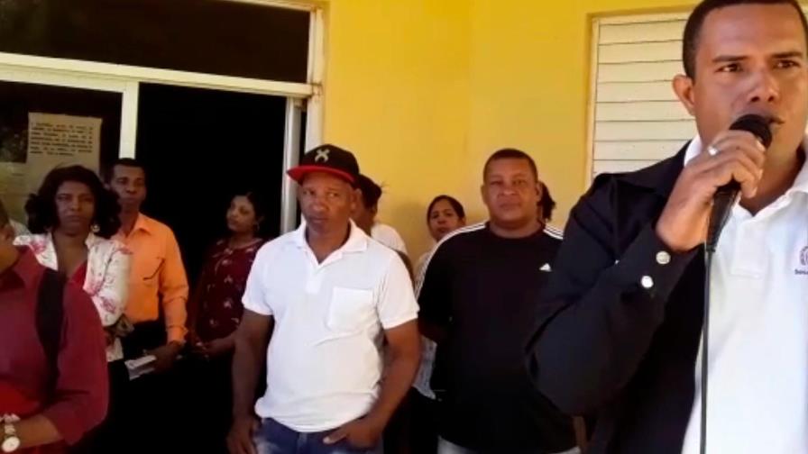 Hacen vigilia por falta de profesores en escuelas de Enriquillo, en Barahona 