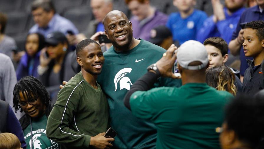 Magic Johnson abandona puesto de presidente de los Lakers