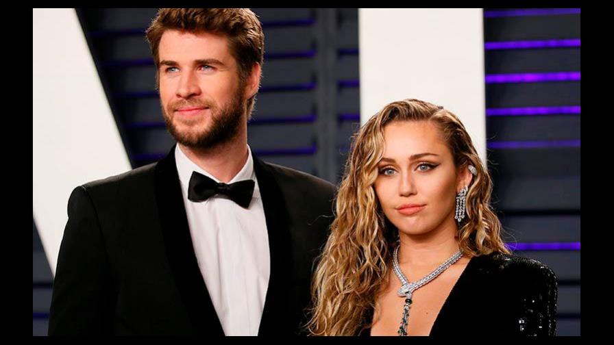 Una fotografía muestra a Miley Cyrus besándose con una mujer