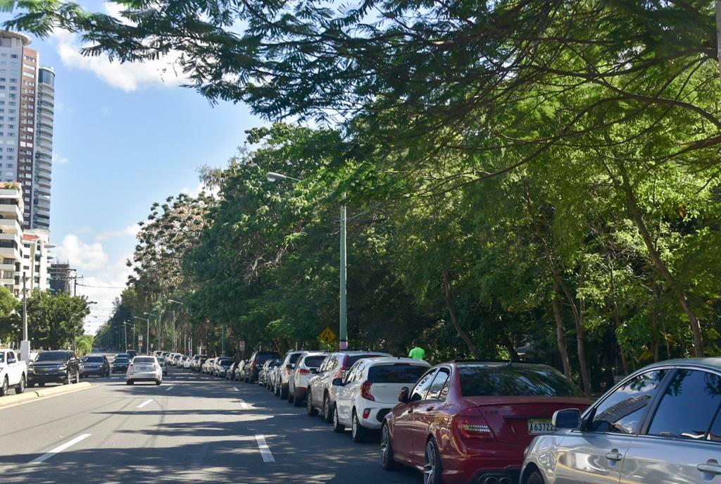 Vehículos estacionados en el Malecón de Santo Domingo.