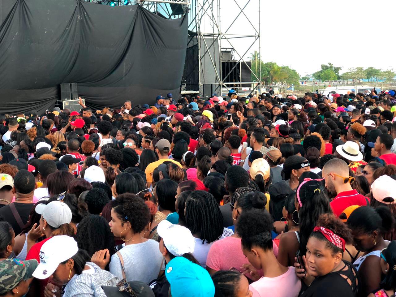 Así luce la gente cerca de la tarima en San Pedro de Macorís.