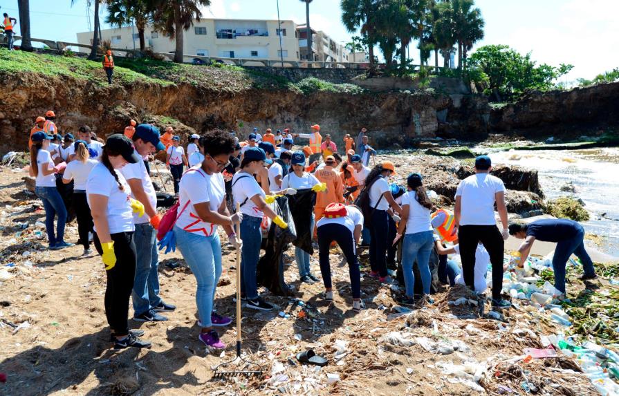 Obras Públicas y estudiantes de La Salle recogen residuos del Malecón  