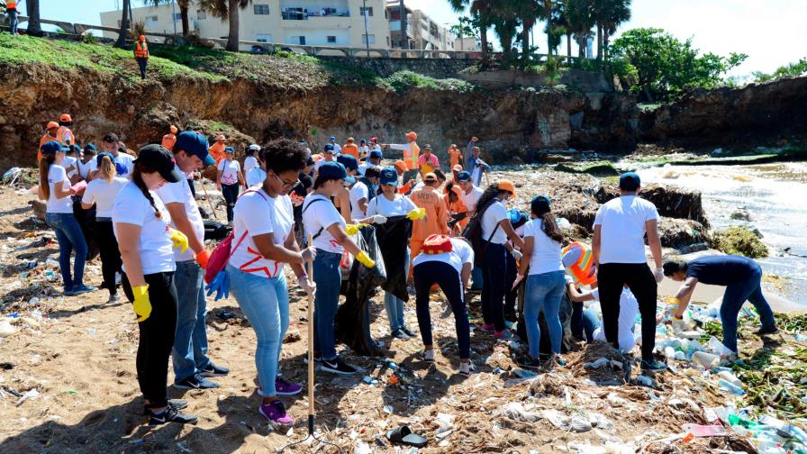 Obras Públicas y estudiantes de La Salle recogen residuos del Malecón  