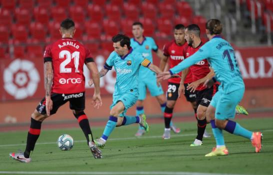 Espectador invade cancha; Barça aplasta a Mallorca