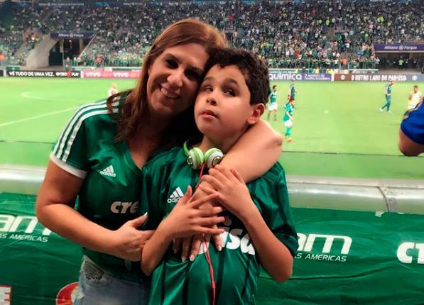 ¡Goool!”: Una madre brasileña cuenta los partidos de fútbol para su hijo ciego