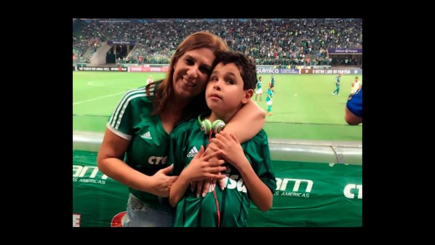 ¡Goool!”: Una madre brasileña cuenta los partidos de fútbol para su hijo ciego