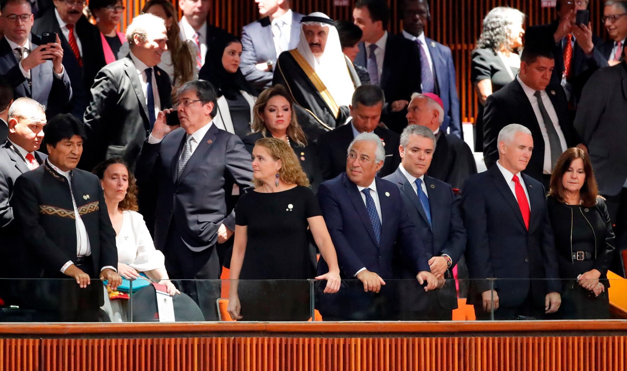 El presidente de Bolivia, Evo Morales (i); el primer ministro de Portugal, António Costa (c), el presidente de Colombia, Iván Duque (3d), y el vicepresidente de Estados Unidos, Mike Pence (2d), asisten a la sesión del Congreso mexicano para la investidura de Andrés Manuel López Obrador, en Ciudad de México (México). 