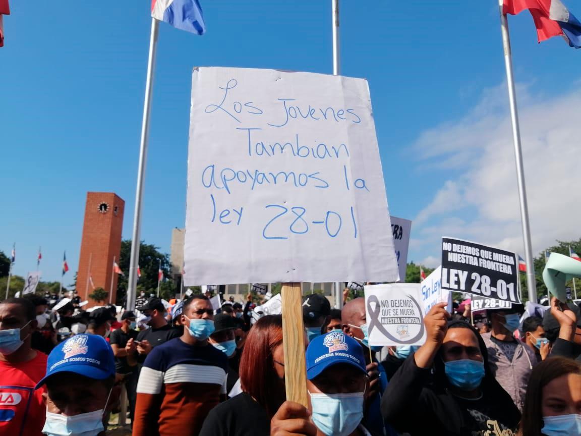 Cientos de personas se aglomeraron frente al Congreso Nacional para protestar por el bloqueo de la Ley 28-01.