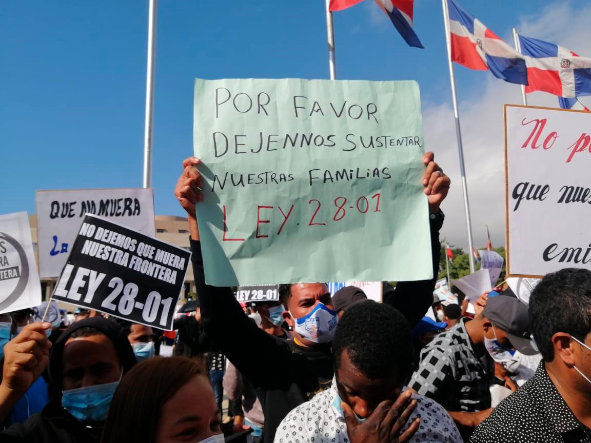 Los manifestantes acusaron a sectores empresariales del Gran Santo Domingo de presionar al Congreso Nacional para bloquear la Ley 28-01.