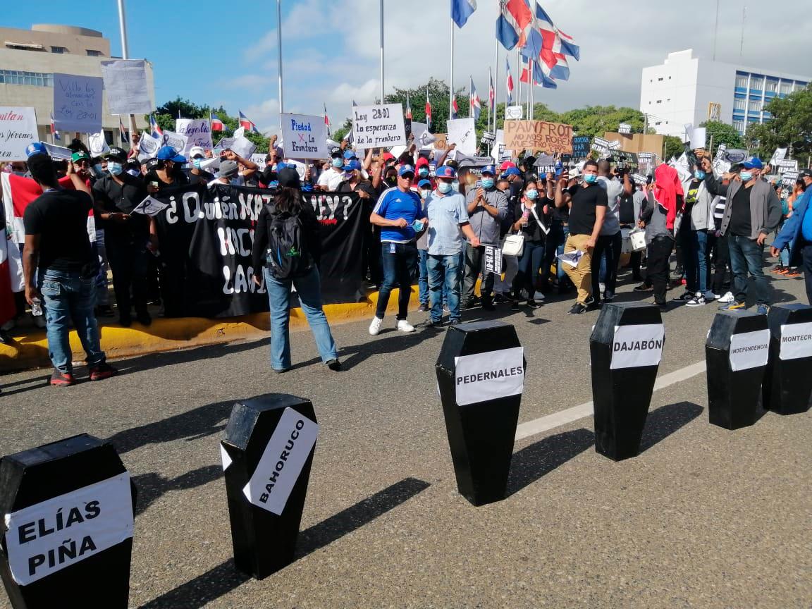 Cientos de personas se aglomeraron frente al Congreso Nacional para protestar por el bloqueo de la Ley 28-01.