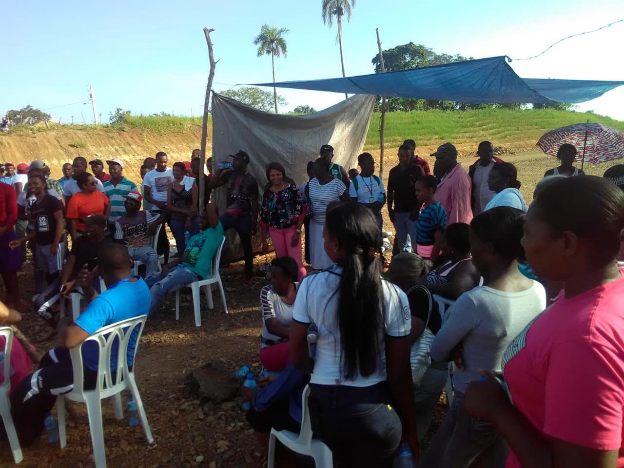 Las personas que se manifiestan en demanda del puente peatonal para la comunidad de Mata Gorda.