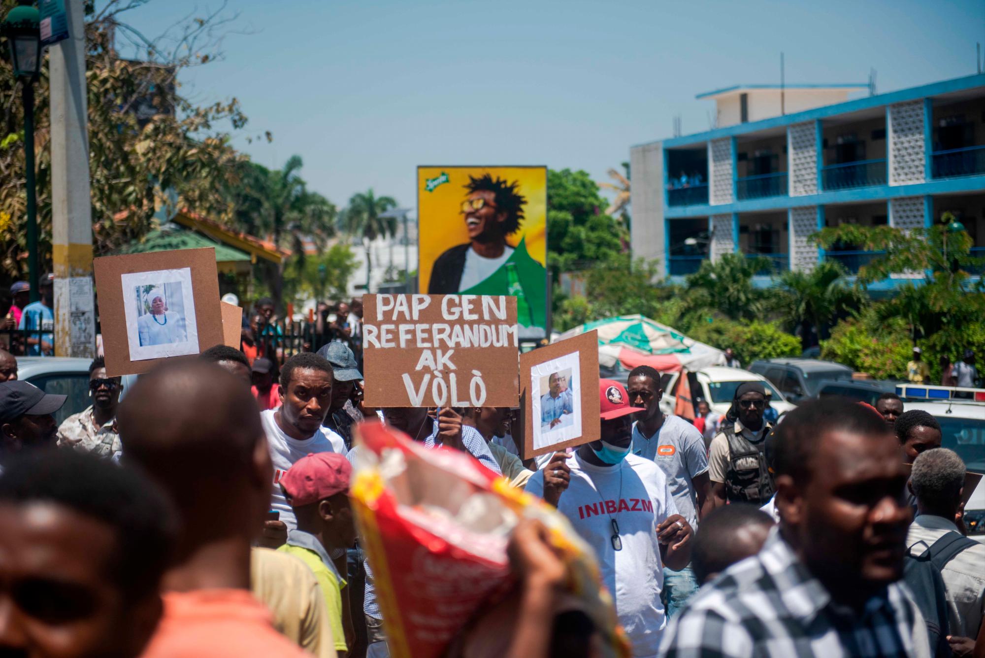 Manifestantes gritan consignas, tras una misa en la iglesia de San Pedro de Pétion-Ville, hoy en Puerto Príncipe. 