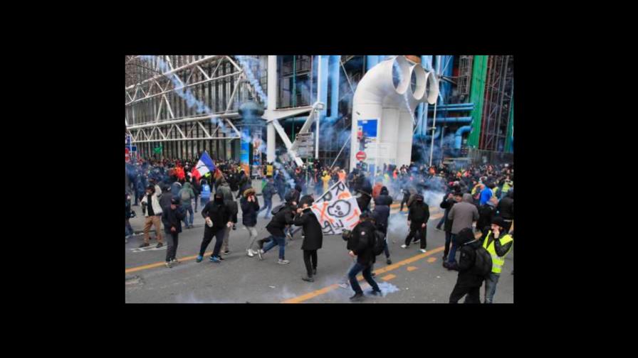 Macron se muestra decidido a realizar reforma de pensiones pese a la huelga en Francia