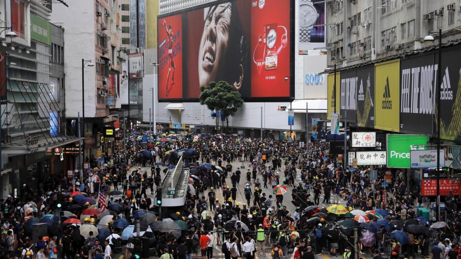 Manifestantes en Hong Kong toman una zona comercial