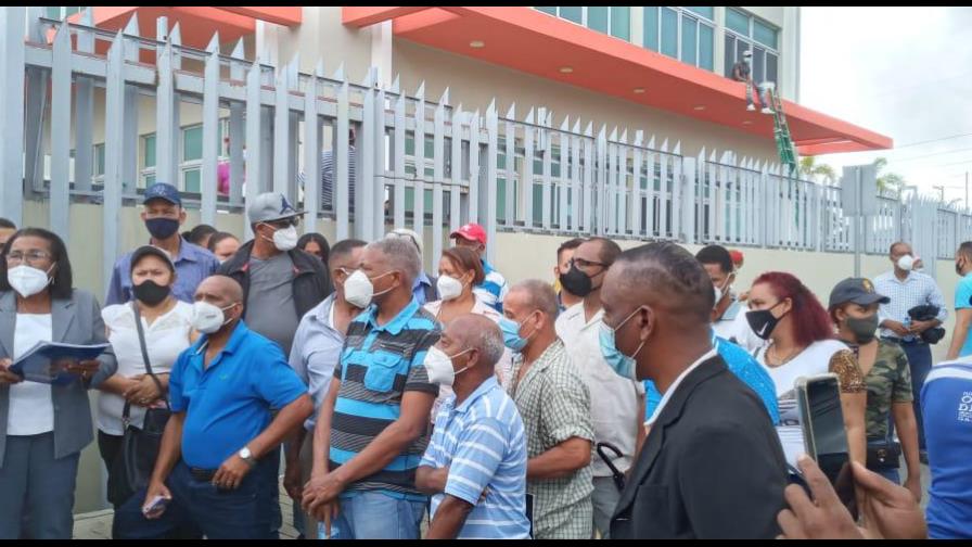 Perremeístas protestan contra Manuel Jiménez frente al ayuntamiento Perremeístas protestan contra Manuel Jiménez frente al ayuntamiento