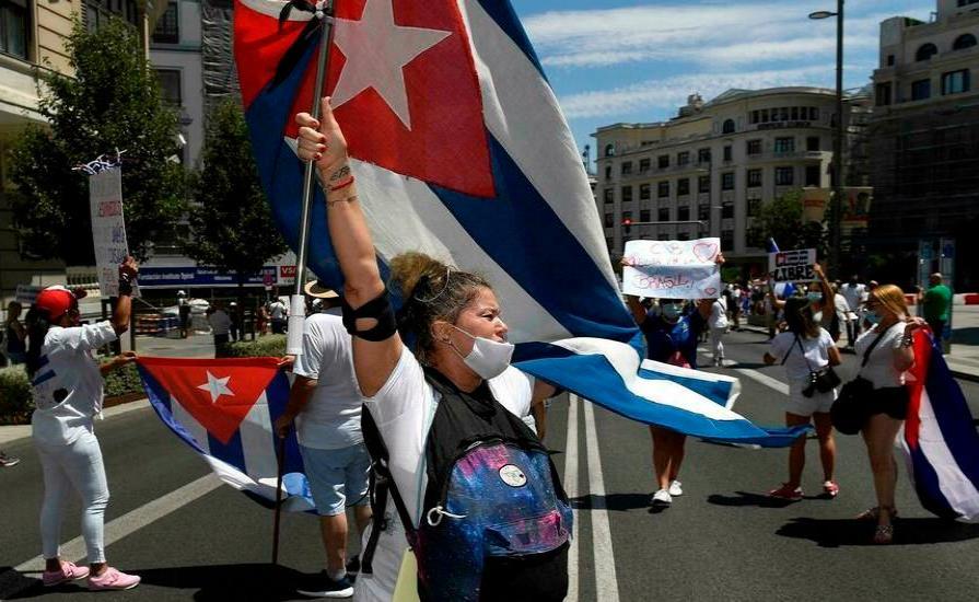 De blanco, cientos de personas marchan en Madrid por la “libertad” en Cuba