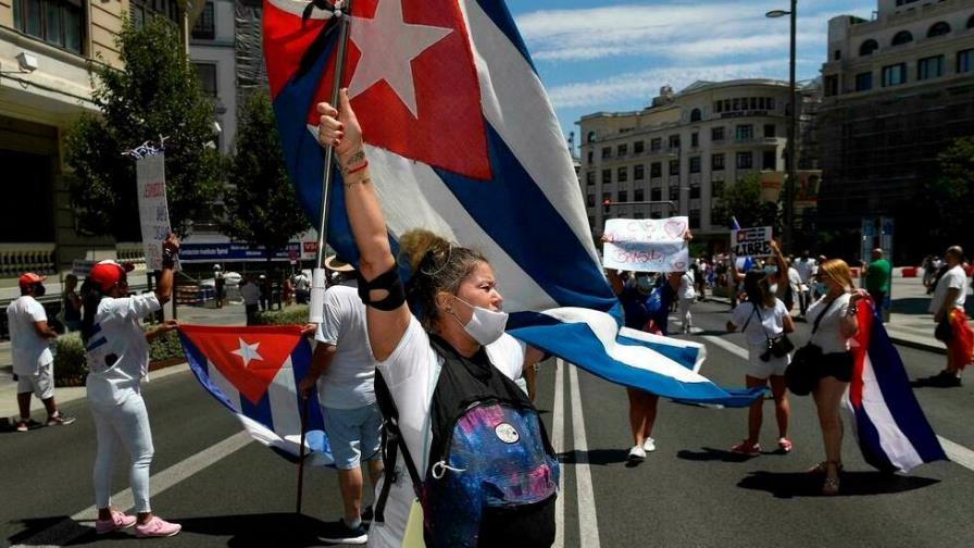 De blanco, cientos de personas marchan en Madrid por la “libertad” en Cuba