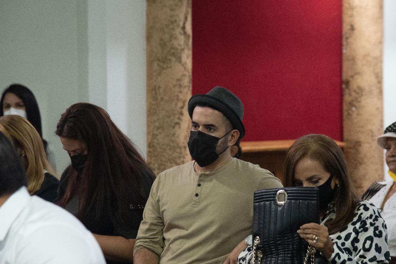 El cantante Manny Cruz acudió a la misa novenario. Francisco Arias