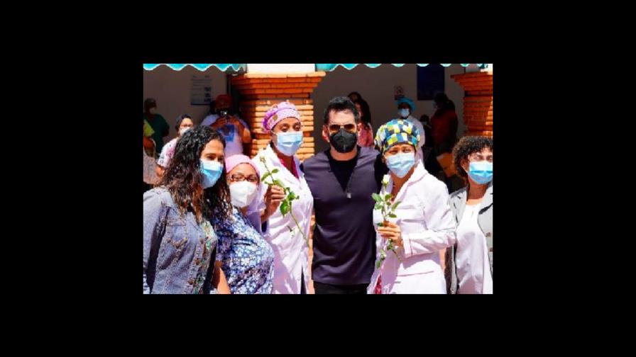 Manny Cruz sorprende a pacientes y personal médico del Centro de Gastroenterología