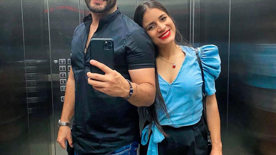 Manny Cruz informa que su esposa Yeri Peguero sigue mejorando 