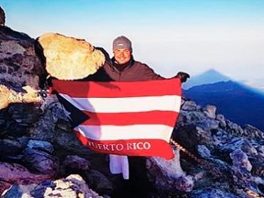 Tras vergonzoso incidente, Manny Manuel lleva bandera de Puerto Rico a volcán en España