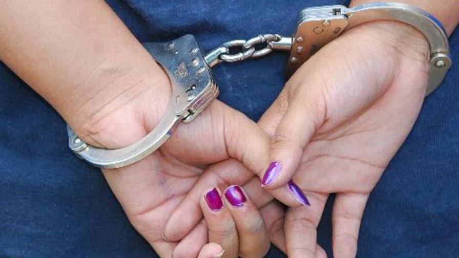 Arrestan mujer vinculada a red que se dedicaba a estafar vía telefónica haciéndose pasar por el procurador