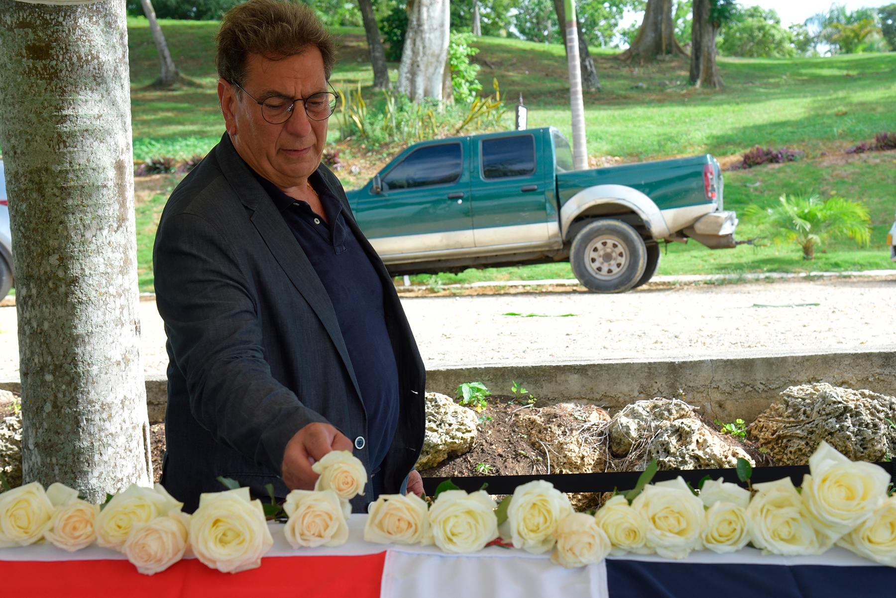 Manuel Flores, ejecutivo del FC Barcelona coloca una flor sobre el ataúd de de Antonio Sibilio sepultado la tarde del martes 13 de agosto de 2019 en el Cementerio Jarín Memorial.
