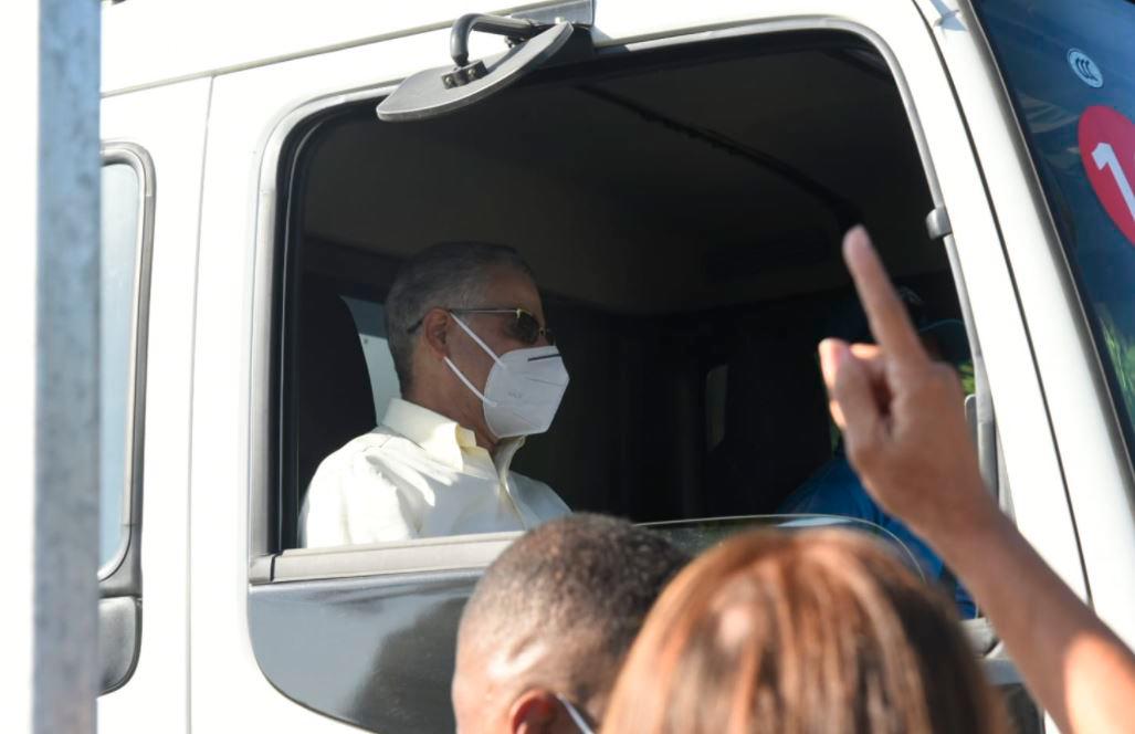 Manuel Jiménez en uno de los camiones recolectores.