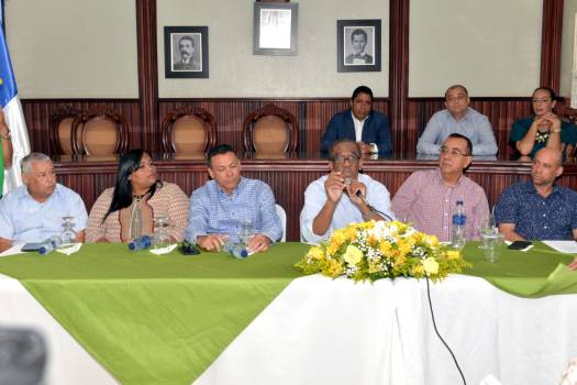 Manuel Serrano, viceministro de Recursos Forestales, durante un encuentro con los agricultores y autoridades de San José de las Matas.
