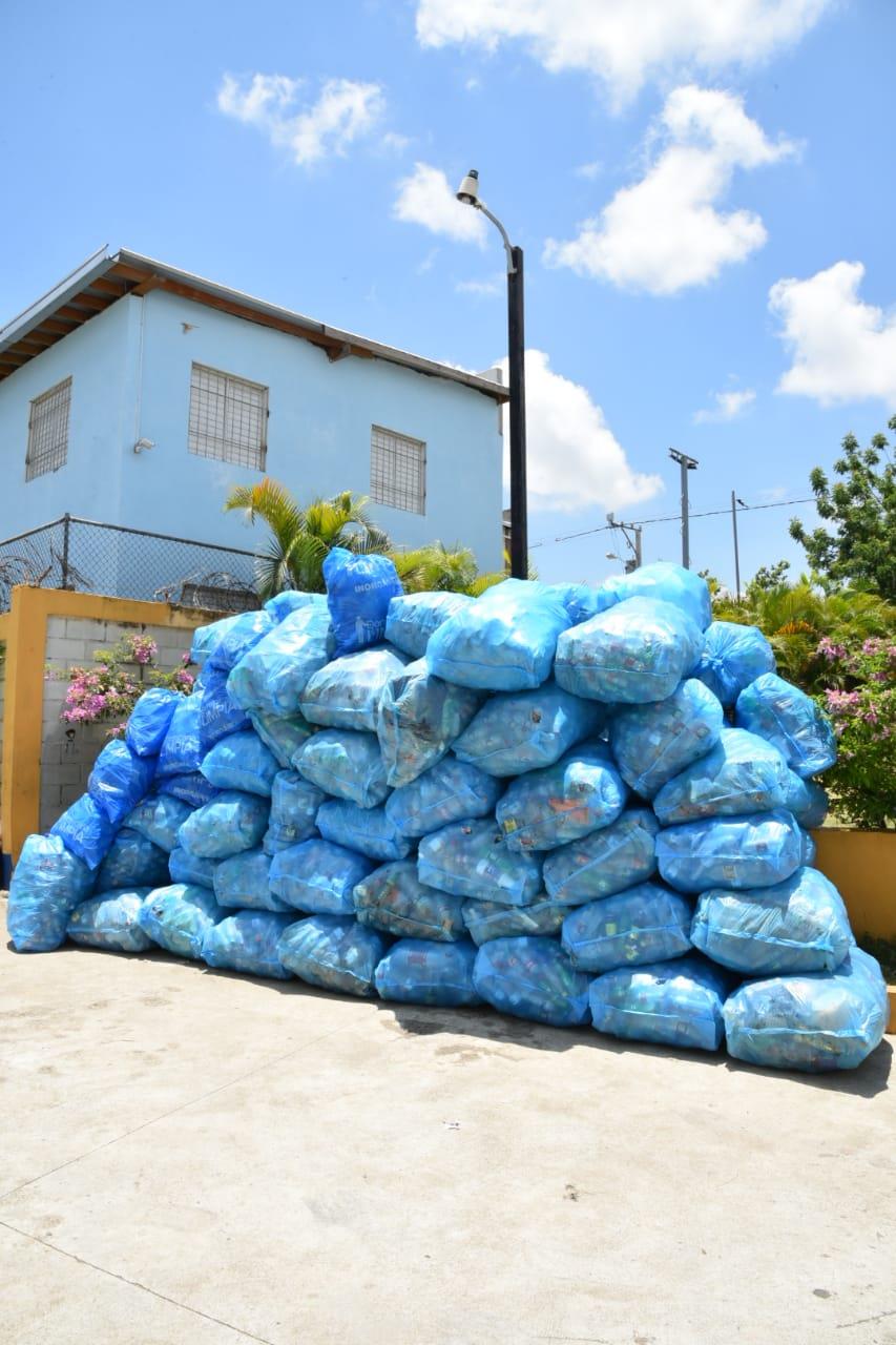 Sacan más de 1,200 libras de residuos sólidos de cañada Arroyo Manzano 