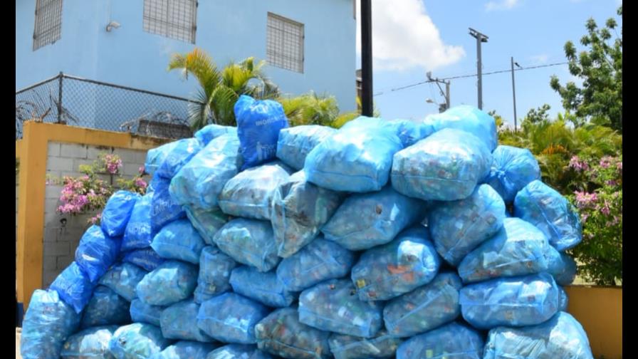 Sacan más de 1,200 libras de residuos sólidos de cañada Arroyo Manzano 