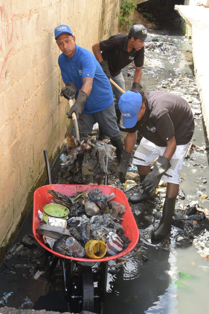 Obrero en limpieza de la cañada. (Fuente externa)