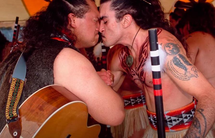 Nueva Zelanda debate abandonar el saludo tradicional maorí hongi por COVID-19