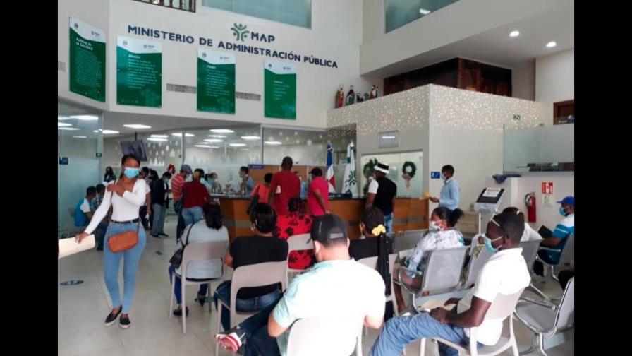 Instituciones públicas pedirán tarjeta de vacunación a empleados desde el lunes Instituciones públicas pedirán tarjeta de vacunación a empleados desde el lunes