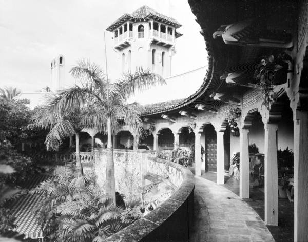  Mar-a-Lago fue completado por Marjorie Merriweather Post en 1927. La casa se encuentra en aproximadamente 20 acres entre Lake Worth y el Océano Atlántico, de ahí su nombre “Mar-a-Lago” (Mar-a-Lago). Mar-a-Lago se agregó al Registro Nacional de Lugares Históricos en 1972. En 1985, Donald Trump compró la casa y la usó como residencia privada hasta 1995. Desde 1995, la casa se ha transformado en un resort de clase mundial.