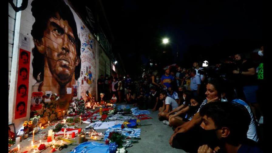 Un emotivo aplauso marcó el comienzo del adiós a Maradona Un emotivo aplauso marcó el comienzo del adiós a Maradona