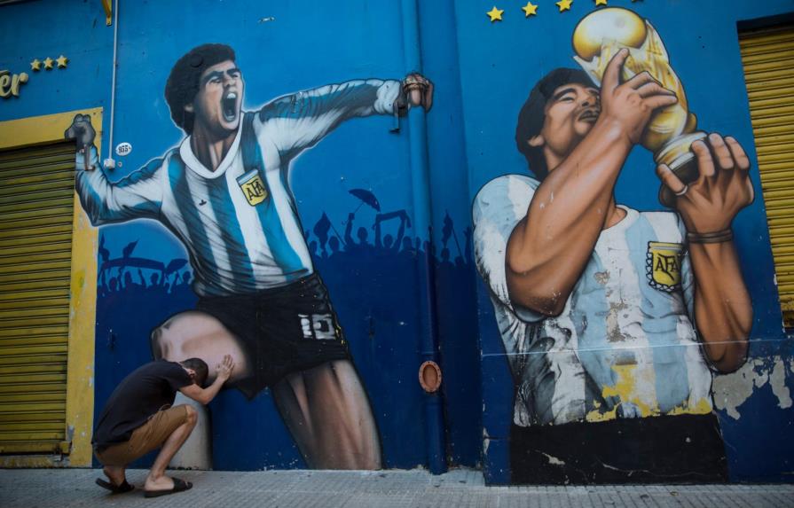 Cánticos y lágrimas argentinas para recordar a Maradona también en San Mamés