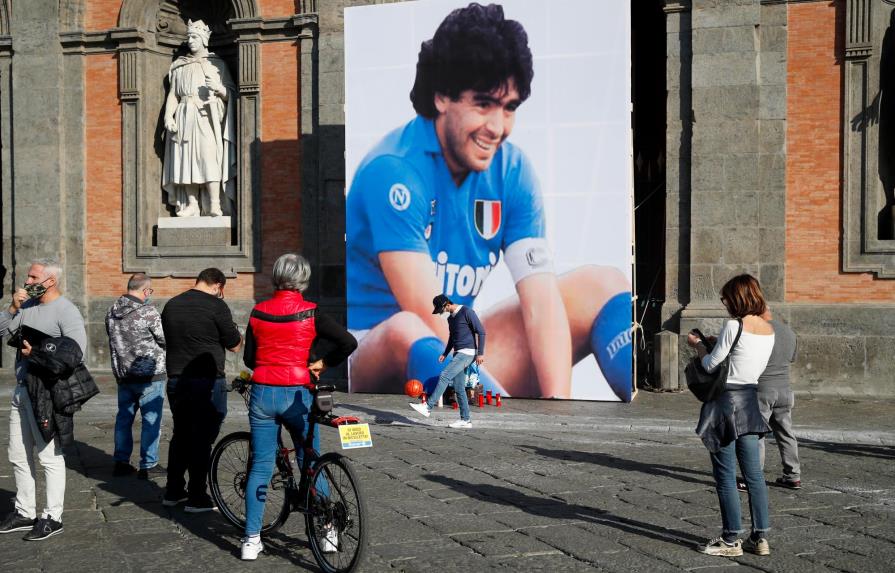 Pide perdón empleado de funeraria tras sacarse una foto con Maradona muerto