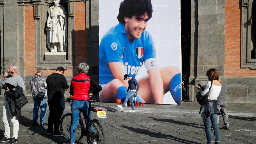 Pide perdón empleado de funeraria tras sacarse una foto con Maradona muerto