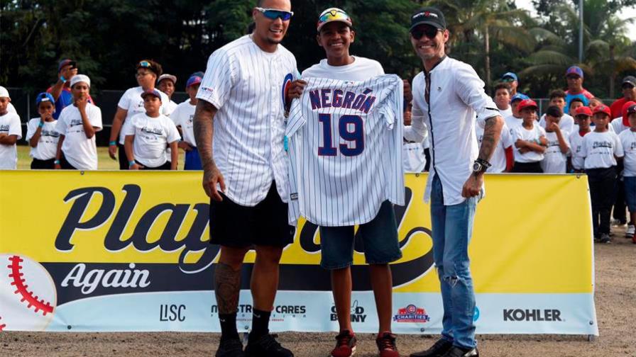 Marc Anthony y Javier Báez reinauguran campo de béisbol en Puerto Rico