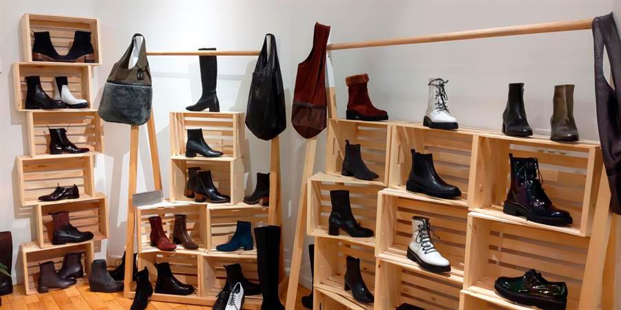 Fotografía a varios zapatos y carteras de marcas de moda españolas desplegados en un “showroom” que coincide con la Semana de la Moda de Nueva York (EE.UU.).