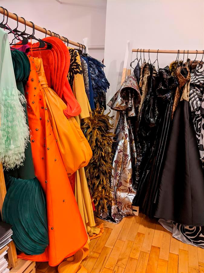 Fotografía a varias prendas de vestir de diferentes marcas de moda española desplegadas en un “showroom”.
