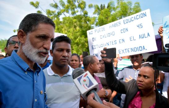 Cientos de profesores marchan en Santiago; afirman que a las escuelas les falta todo