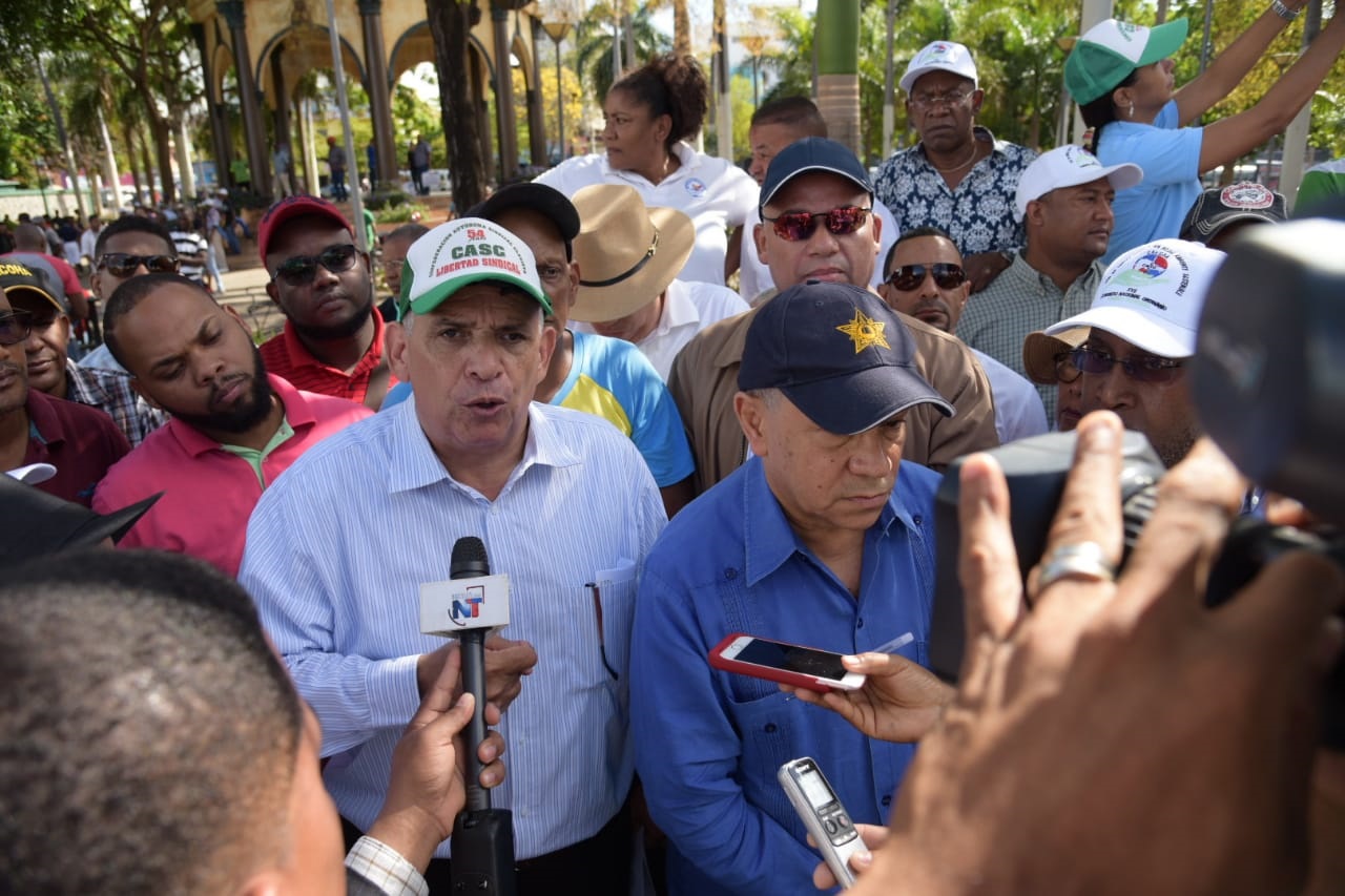 Rafael (Pepe)  Abreu, presidente de  la Confederación Nacional de Unidad Sindical (CNUS), habla durante el inicio de la marcha.