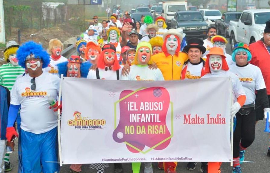 Payasos inician caminata desde Santiago hacia Higüey contra el abuso infantil