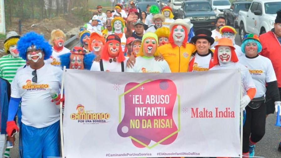 Payasos inician caminata desde Santiago hacia Higüey contra el abuso infantil