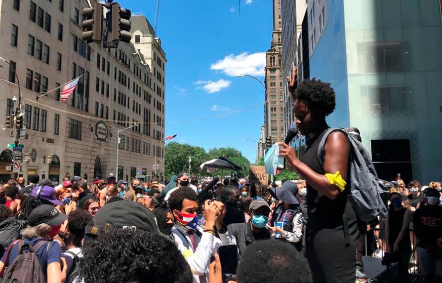 Más protestas pacíficas en Nueva York que reclaman cambios en la policía