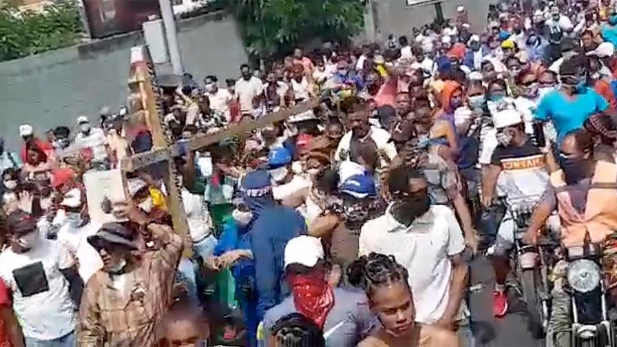 Multitud de puertoplateños viola distanciamiento social