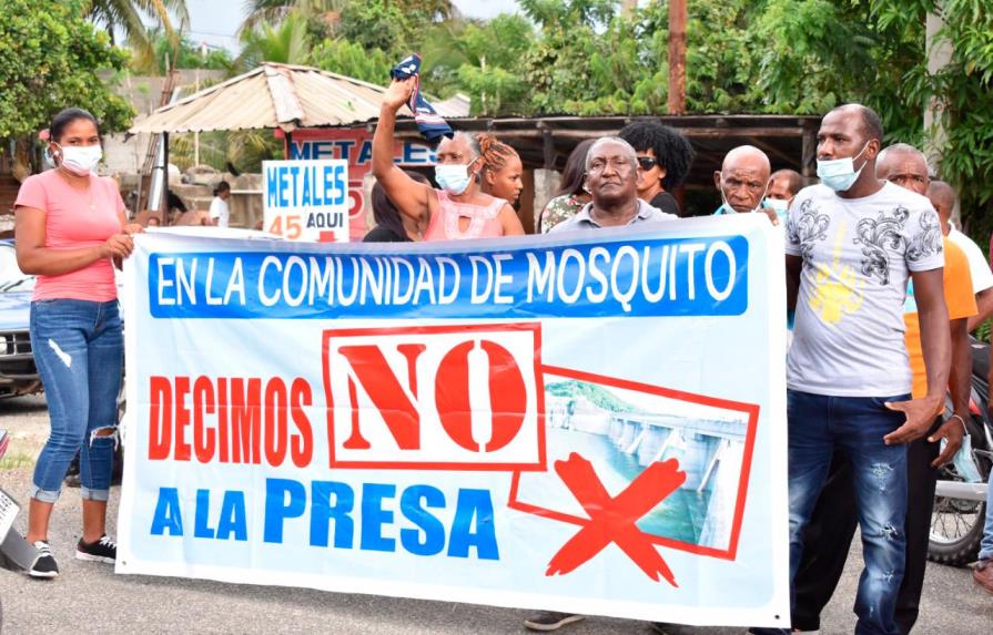 Marchan en Villa Altagracia contra de la construcción de la presa Río Haina